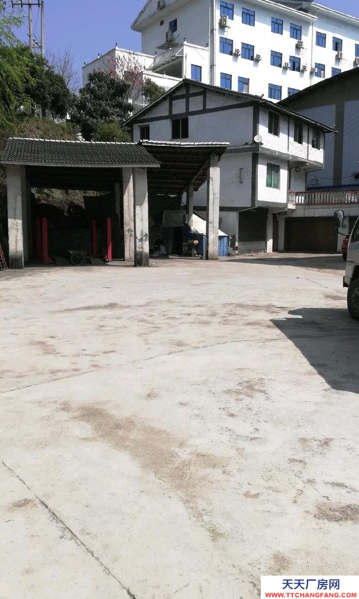 該場地位于金星社區紅星組遵綏路旁,水電齊全,交通方便。