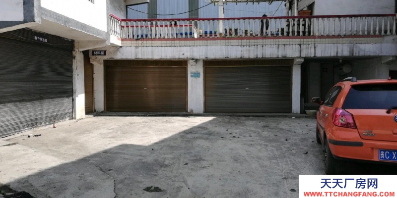 該場地位于金星社區紅星組遵綏路旁,水電齊全,交通方便。