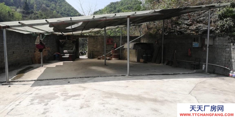 該場地位于金星社區紅星組遵綏路旁,水電齊全,交通方便。