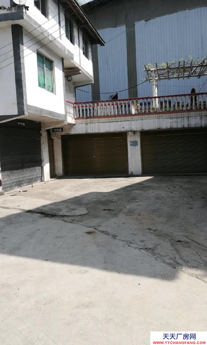 該場地位于金星社區紅星組遵綏路旁,水電齊全,交通方便。