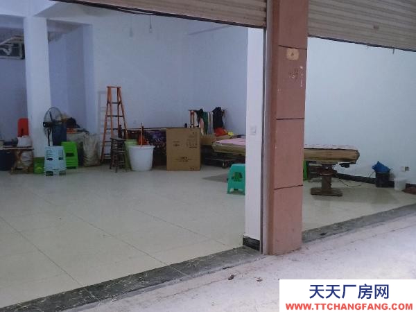 (出租) 路口第二家?？勺鰝}庫也可以做住房，還可、做快遞，有衛生間。