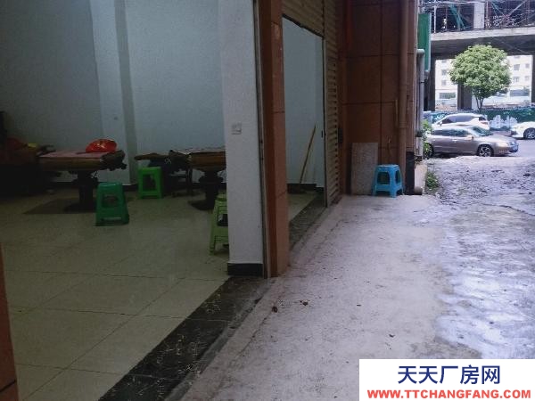 (出租) 路口第二家。可做倉庫也可以做住房，還可、做快遞，有衛生間。