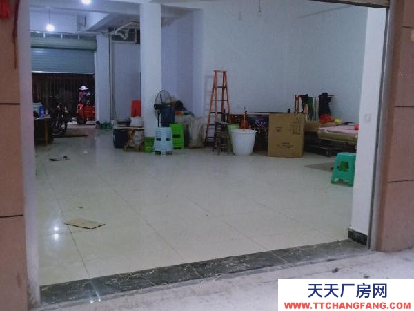 (出租) 路口第二家?？勺鰝}庫也可以做住房，還可、做快遞，有衛生間。