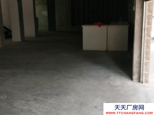 (出租) 門面位于豆腐橋安置區籃球場旁17號，前后都通車，交通便利