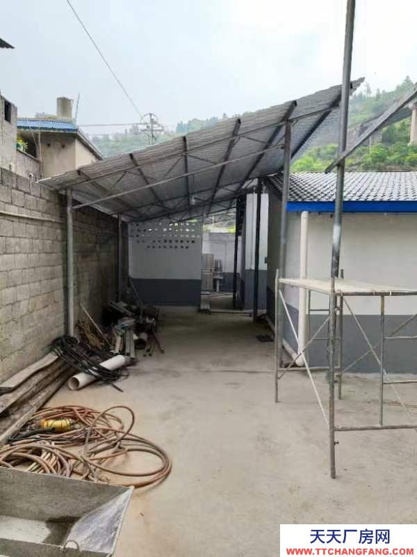 有10間住房約240平米，160平米庫房。