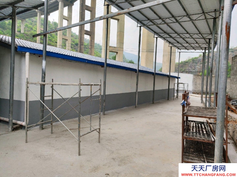 有10間住房約240平米，160平米庫房