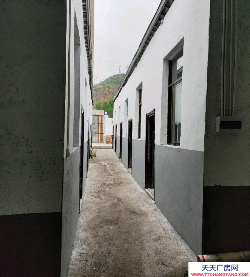 有10間住房約240平米,160平米庫房