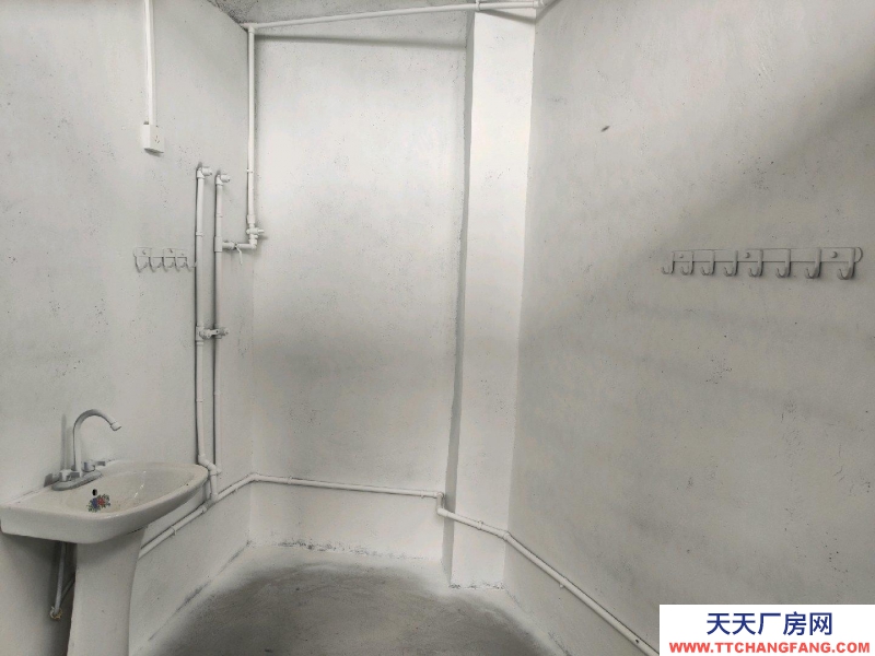 有10間住房約240平米,160平米庫房