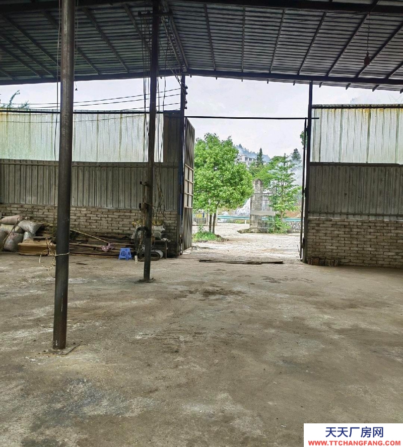 (出租) 廠房內(nèi)有:三相電、電動葫蘆。停車場,用井水不需交水費(fèi)。