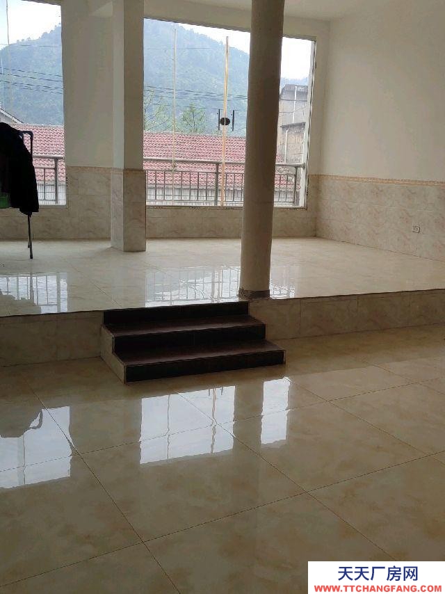 惠水交通方便，通水電，各種加工，倉庫，有八個宿舍，有辦公室。