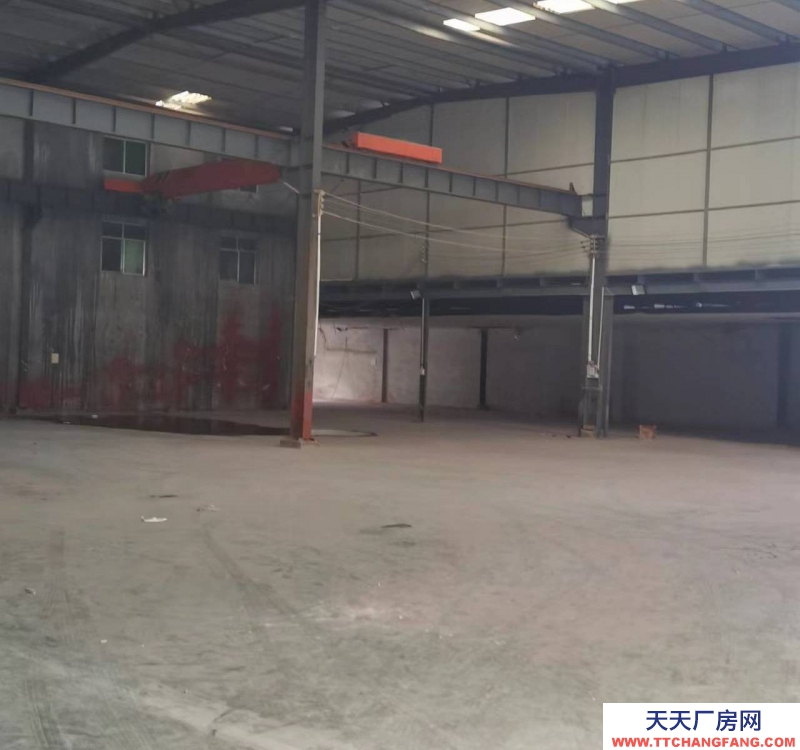 黔南龍里谷腳鎮工業園大門口，交通便利，可使用行車，廠房使用方便