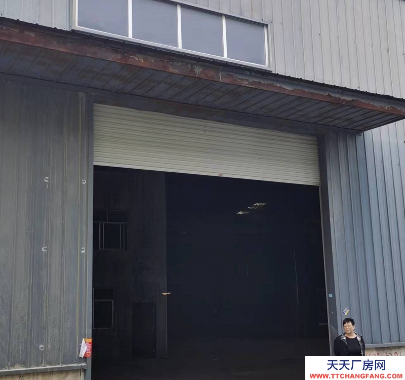 黔南龍里谷腳鎮(zhèn)工業(yè)園大門(mén)口，交通便利，可使用行車(chē)，廠房使用方便