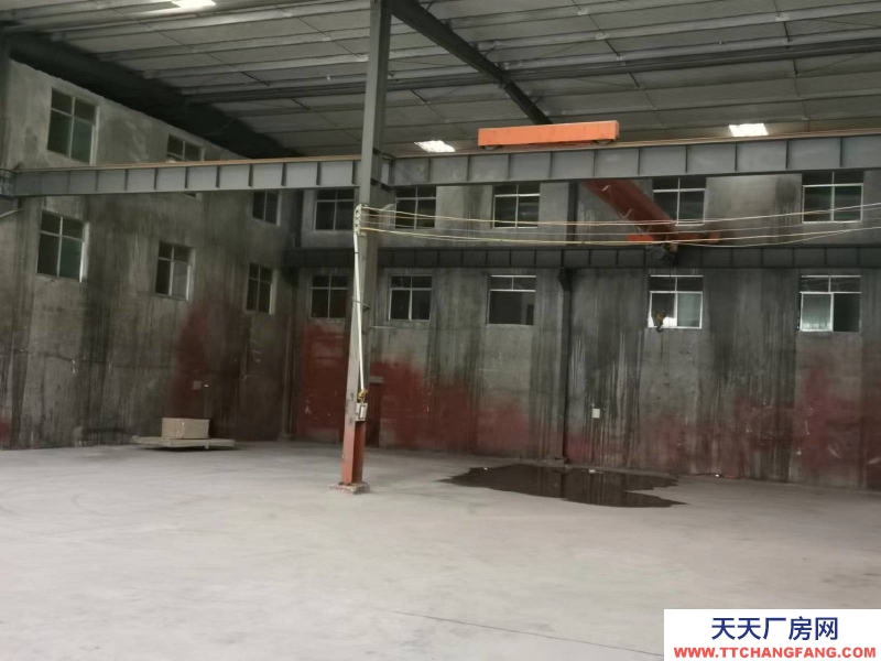 黔南龍里谷腳鎮工業園大門口，交通便利，可使用行車，廠房使用方便