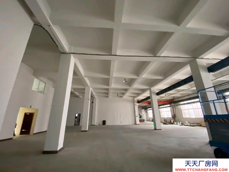 黔南龍里房東直租，廠房地處位置優(yōu)良結(jié)構(gòu)方正，可做倉(cāng)庫(kù)和廠房使用