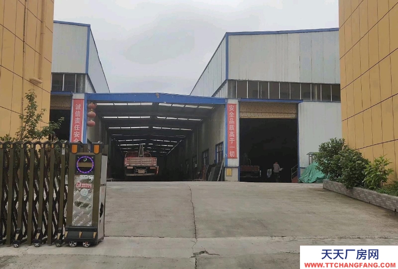 黔南龍里北部工業(yè)園現(xiàn)有2000㎡廠房出租，有行吊，價(jià)格面議