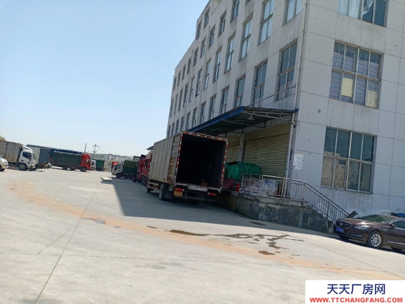 黔南龍里本倉庫位于快遞物流園快遞路六通物流，地理位置優越！