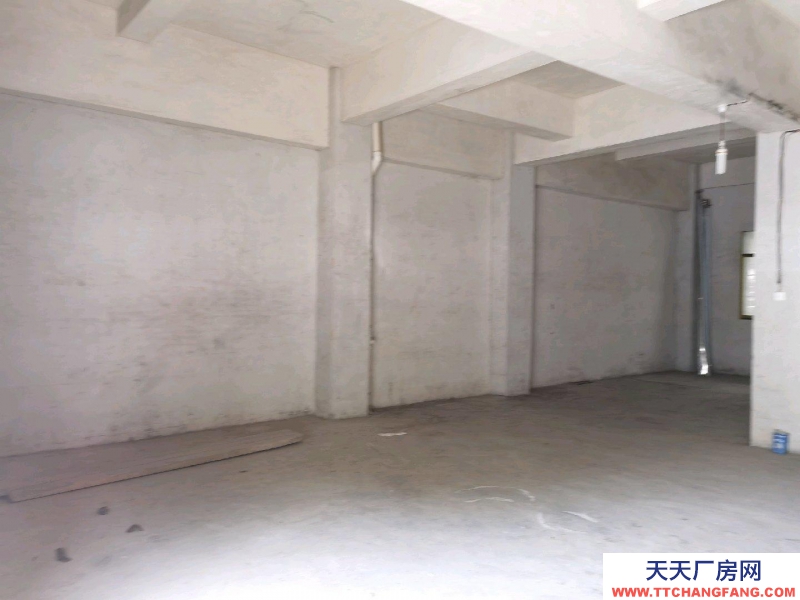 黔南龍里 交通方便，臨近路口，停車方便