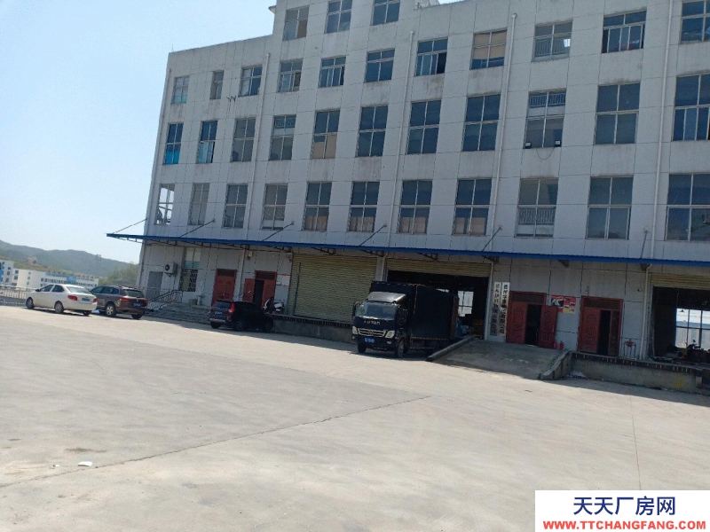 黔南龍里(出租) 本樓庫擁有兩臺三噸雙貨梯可供每層方便上下貨！