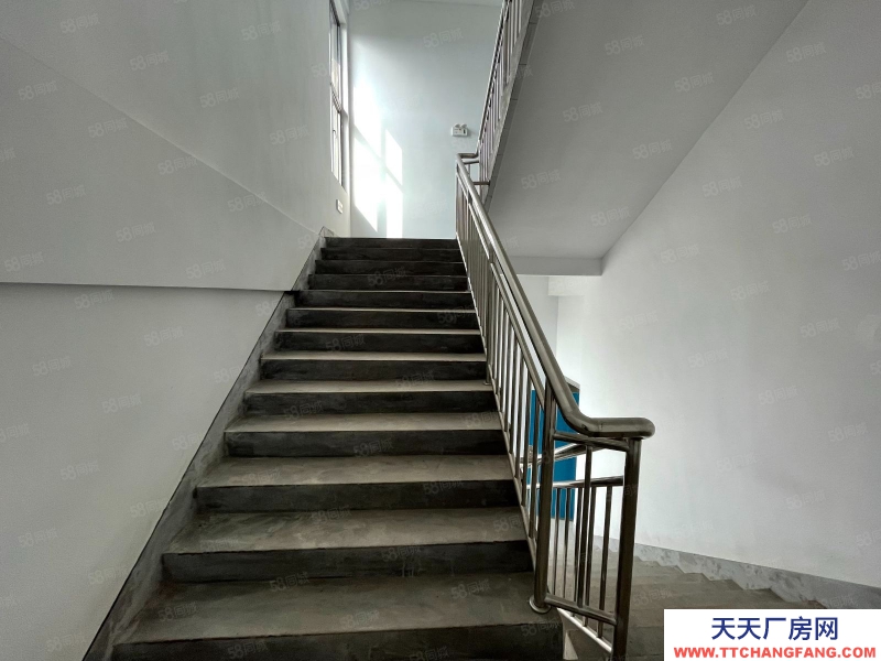 濟南西寫字間2799元平起。可做輕加工,倉儲,手續齊全新房