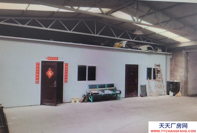 1、800-5000平米左右廠房、倉庫出租 2、辦公室，食堂、生產車間全部配套 3、交通便利 4、可整租也可分租