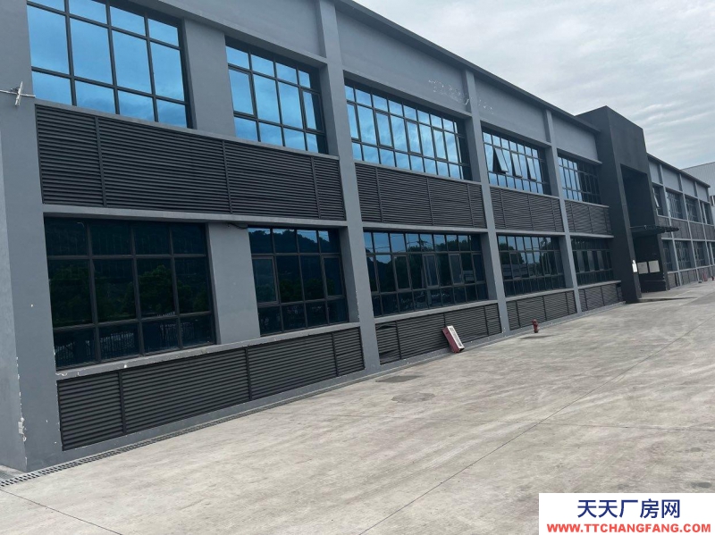 重慶萬州高鐵站1公里，層高13米。 有2層辦公室帶標準廠房。