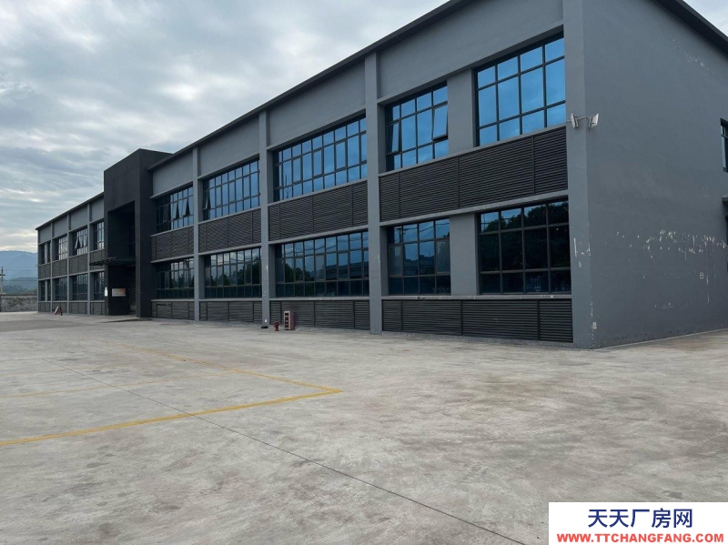 重慶萬州高鐵站1公里，層高13米。 有2層辦公室帶標準廠房。