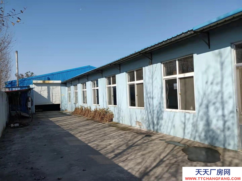 青島平度緊鄰公路，水電齊全，有工業(yè)電。