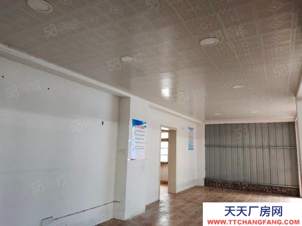 邵陽市雙清區(qū) 可進(jìn)17.5米大掛車，門口有大空坪，320國道上大型倉庫出租