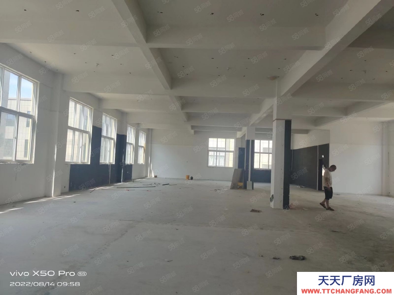 菏澤牡丹廠房面積8000平，寬敞明亮，適合做工業。周圍交通便利，出行，購物方便