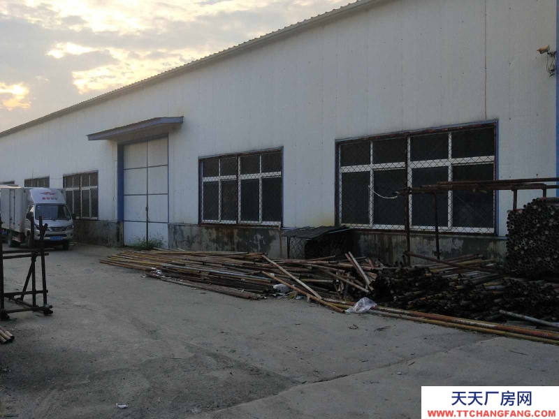 菏澤成武該廠房位于成武工業園區，帝豪服飾南門對過，位置優越！