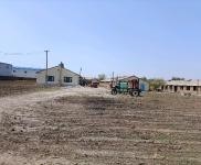 (出售) 梨樹縣萬發(fā)加油站后身大院出售，面積9000平方米，臨街！