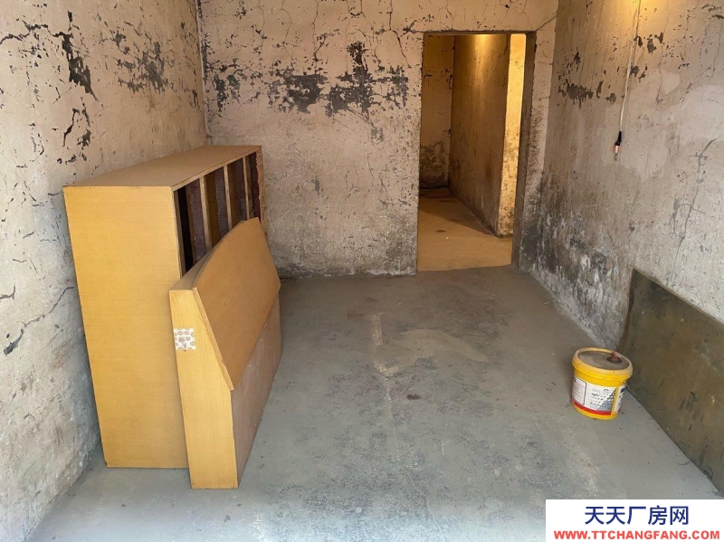 西寧城西房子位于城西區賈小巷西寧酒廠家屬院內，1樓