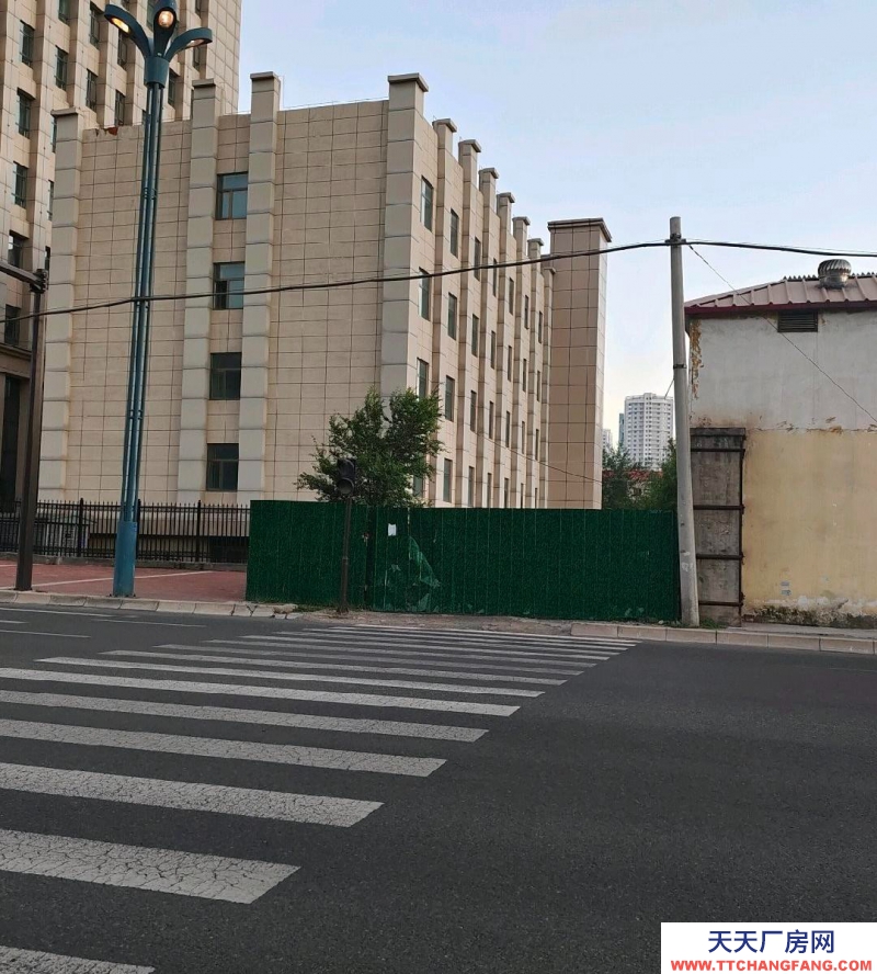 西寧城西地下負一層，交通便利