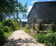 (出售) 急售農(nóng)村房屋和養(yǎng)豬場，位于朝陽川三峰5隊，共1000平米多