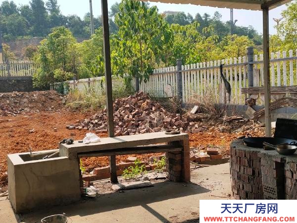 永州市冷水灘區倉庫出租 在永州大道主路,辦公房屋4間,簡易廠房一棟,。水電齊全。