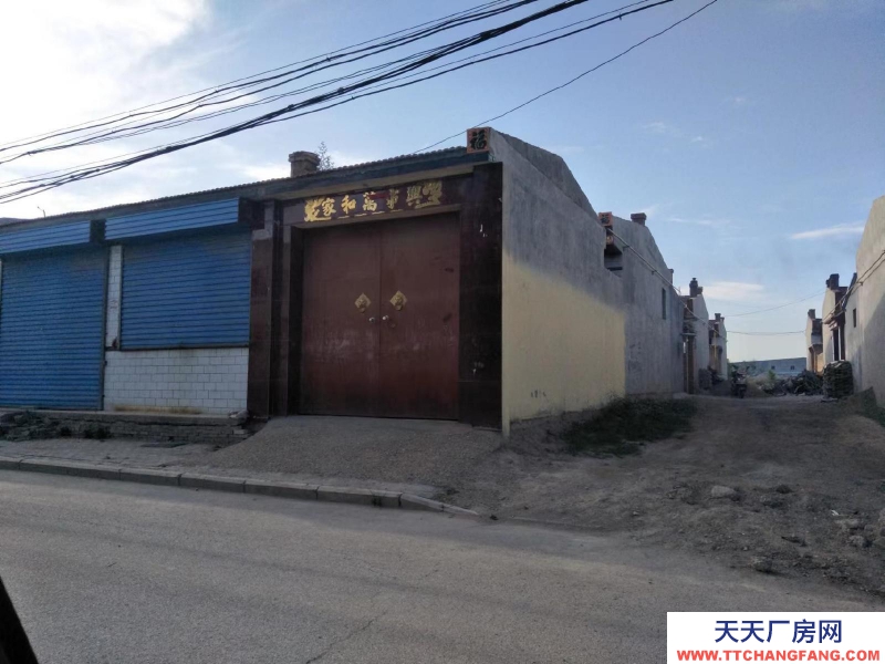 (出售) 房子三上三下小院一外，鄰街，大路邊，出路寬。居住，商用，