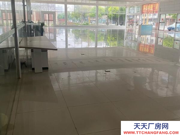 永州市祁陽區(qū)物資倉庫 地理位置優(yōu)越，交通便利，車輛停放方便。