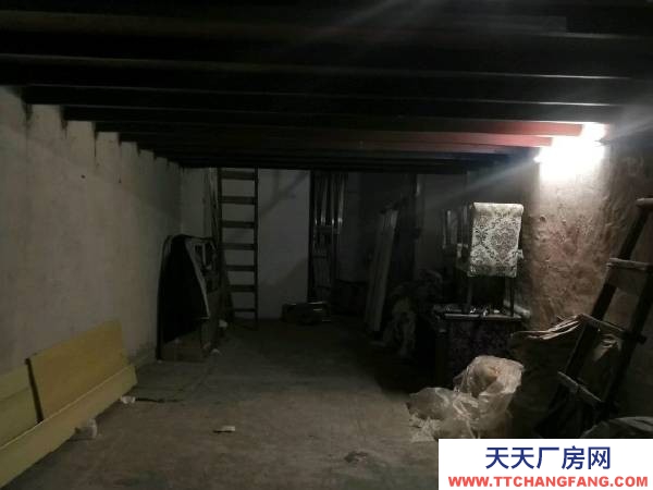 永州市寧遠物資倉庫 興龍街地下車庫，農(nóng)業(yè)銀行總行附近。停車，倉庫兩用。