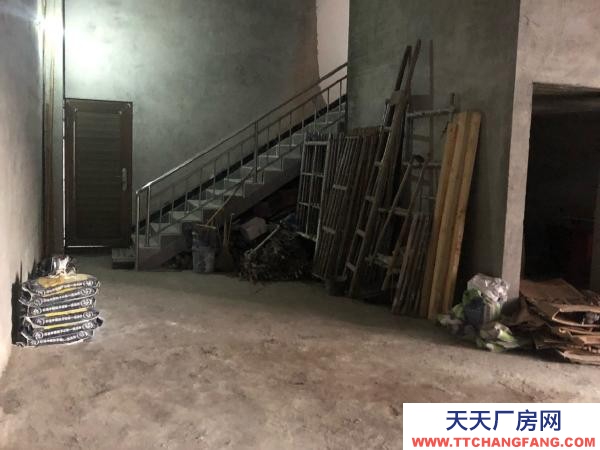 永州市江永物資倉庫 一樓可以停4輛小車，離大馬路近，三千廣場綠化好，空氣好