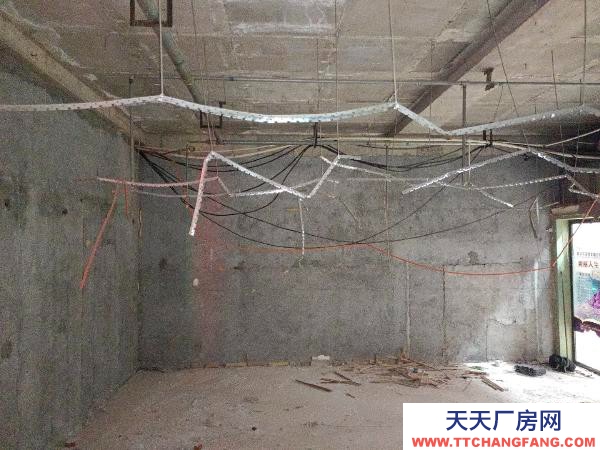 婁底市婁星物資倉庫 在婁底沃爾瑪超市旁，交通便利，方便停車卸貨。