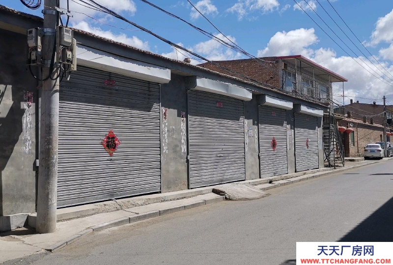 (出租) 新城庫房長方形能進(jìn)叉車。每間100平米共有三間，可整租也可分租