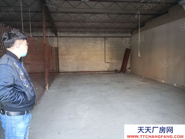 松北大道與龍川路交口的300米車(chē)庫(kù) 暖庫(kù)倉(cāng)庫(kù)出租