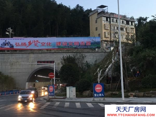 湘西市吉首腌臘肉制品廠房 吉首市汽車西站附近 面積1000多平方米，有意者租金可商量