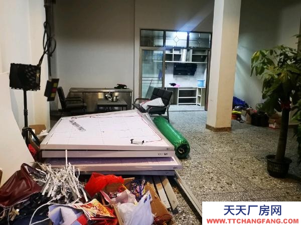 湘西市吉首物資倉庫 高新區宏達廣場周邊，交通便利，車可以開到門口