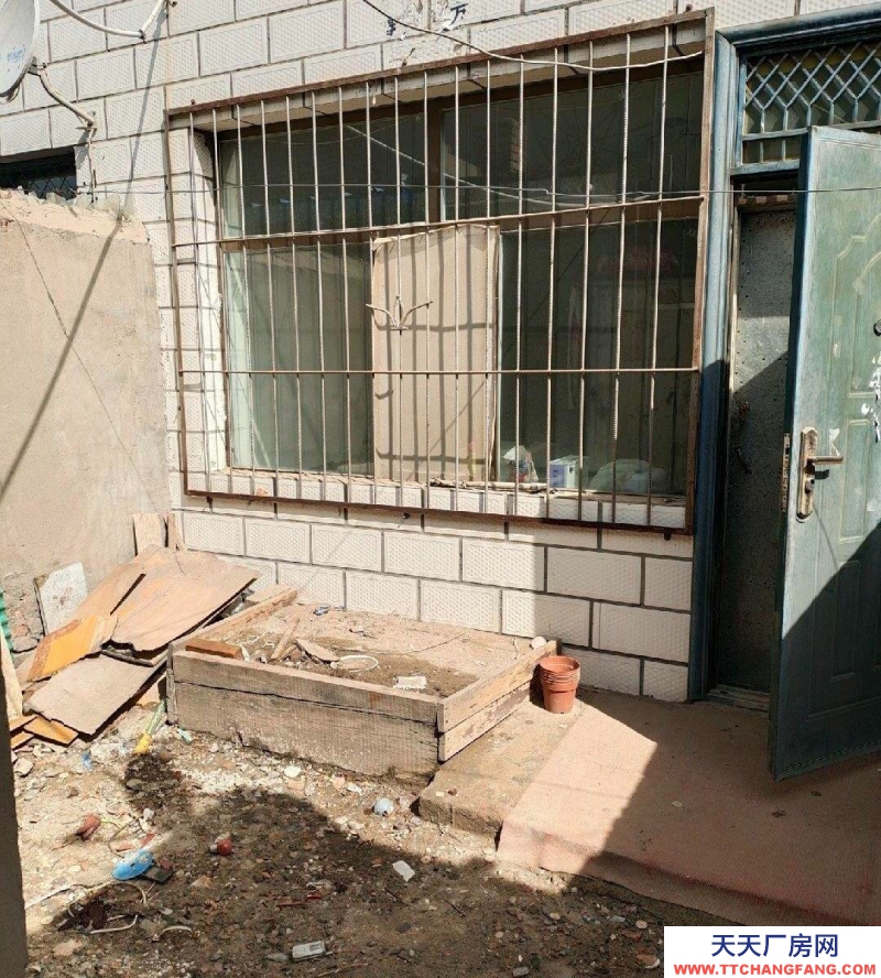 (出售) 包頭正房二樓，帶南房，有小院，有走廊，水電齊全，獨門獨戶。