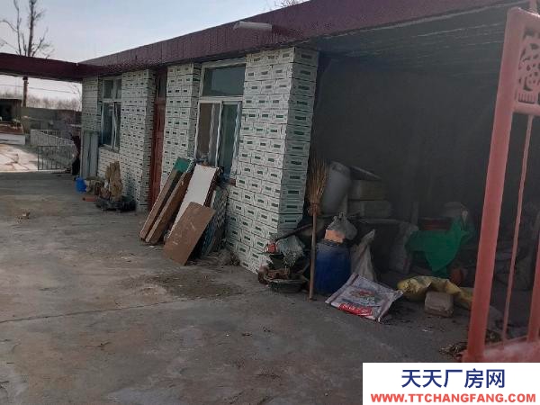 銀川市賀蘭機加工廠房 民用，前面是四合院兒，后面是羊圈