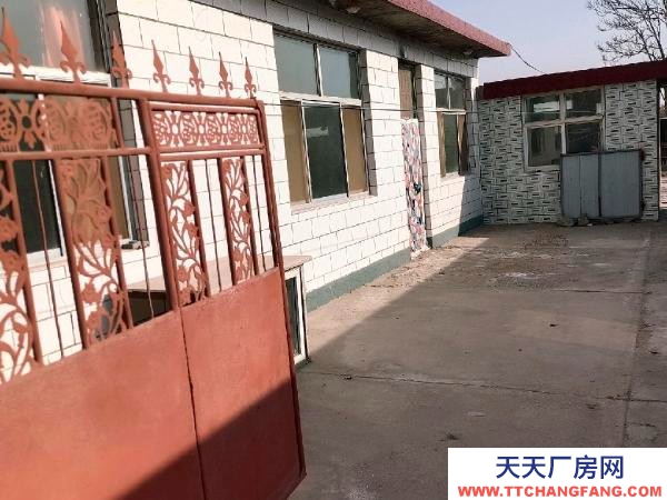 銀川市賀蘭機加工廠房 民用，前面是四合院兒，后面是羊圈