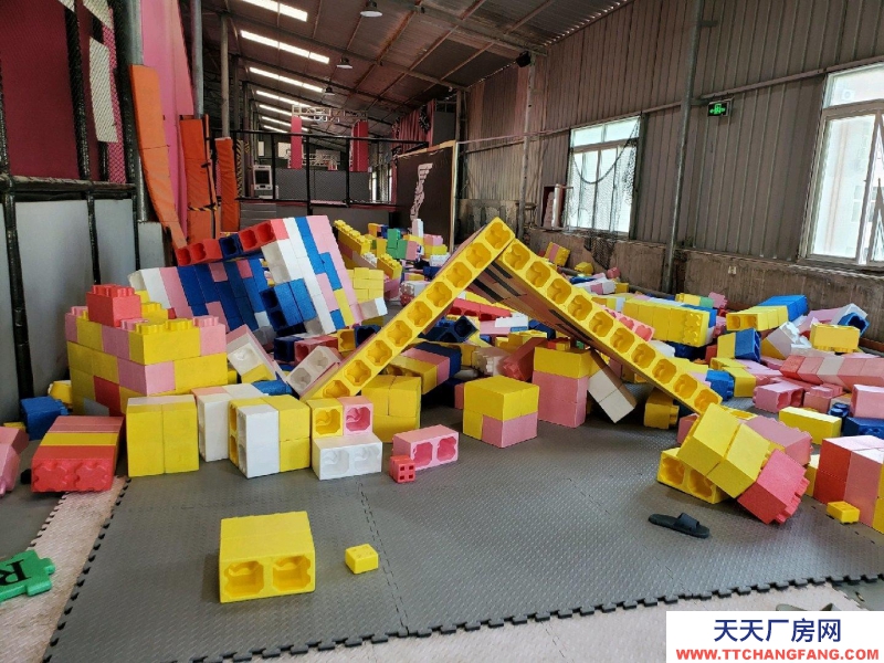 衢州市柯城(出租) 倉庫就在馬路邊上，方便裝貨。水電都通