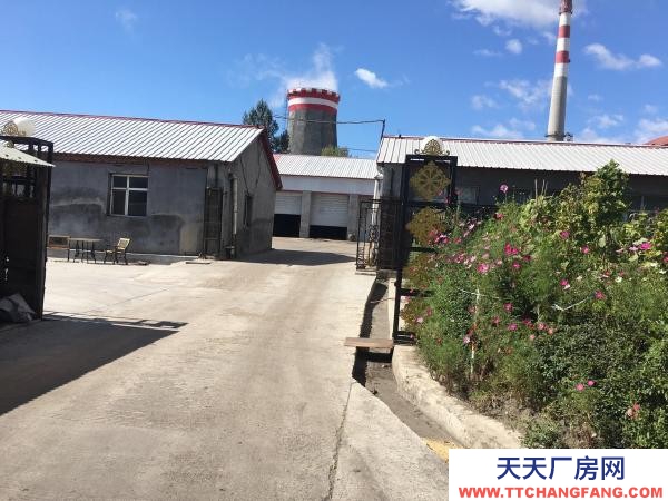 雞冠糧食加工廠房及院內地面水泥硬化干凈整潔。