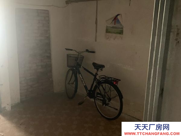 贛州市瑞金物資倉(cāng)庫(kù) 紅都廣場(chǎng)步行街市中心可用于倉(cāng)庫(kù)，或者賣(mài)點(diǎn)小零食